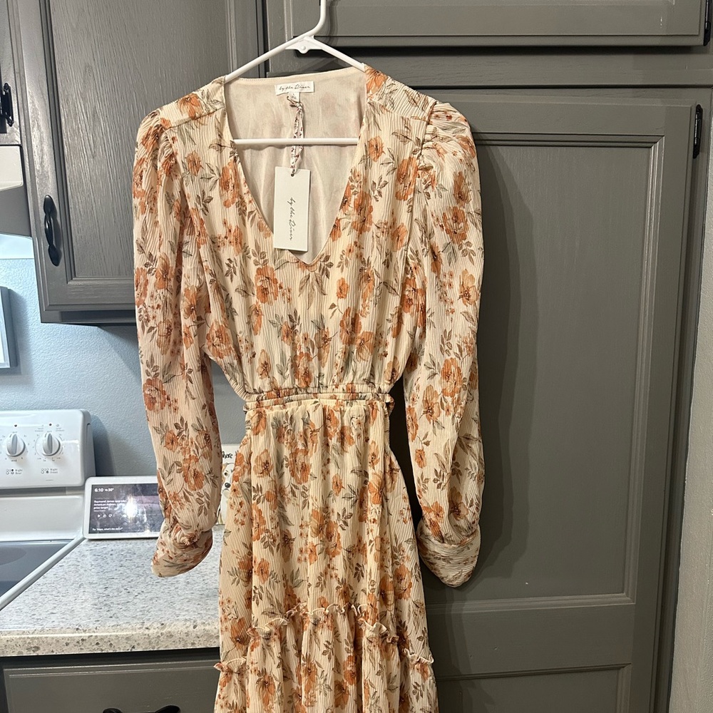 Super cute, open back, ruffles